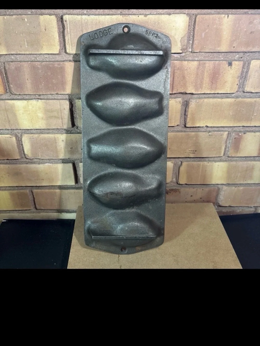 Lodge Cast Iron Perch Pan 5 Fish Mold Cornbread Bakeware 5PP2 Vintage Style